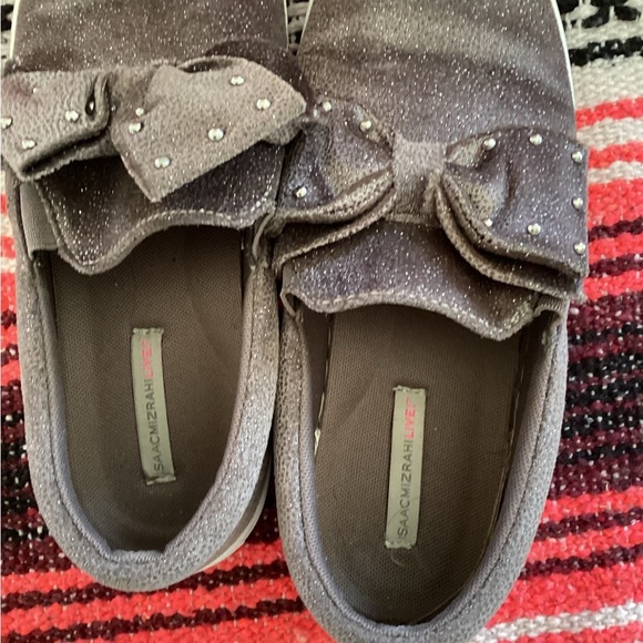 Isaac Mizrahi Live SOHO Velvet Studded Bow Sneaker Taupe-SZ 7.5 - Picture 3 of 6